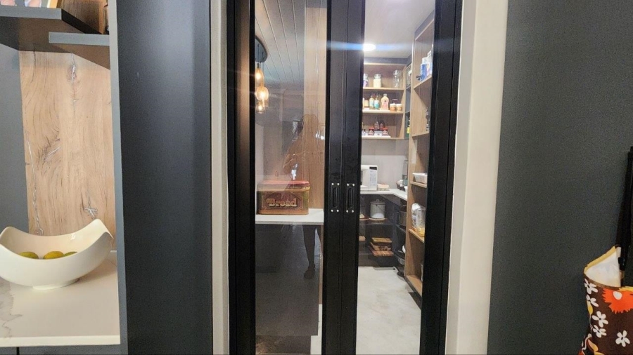 5 Bedroom Property for Sale in Safari Gardens North West